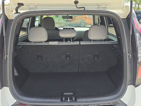 Used 2016 Kia Soul + image 10