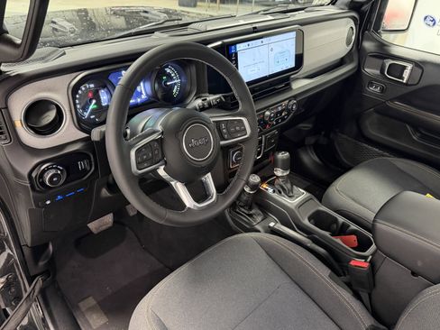 Used 2025 Jeep Wrangler Unlimited Sahara w/ Safety Group AWD/4WD image 4