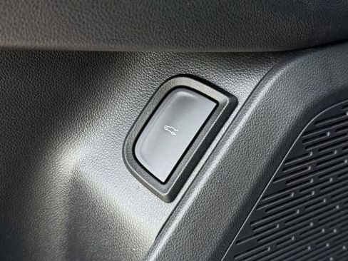 Used 2025 Chevrolet Equinox LT w/ Convenience Package II image 19