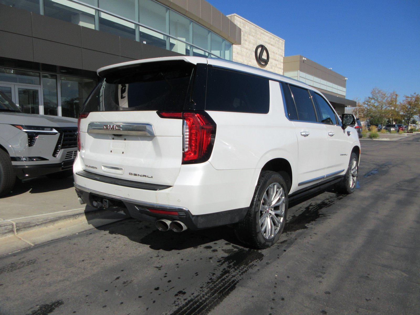 Used 2021 GMC Yukon XL Denali w/ Denali Premium Package AWD/4WD image 12