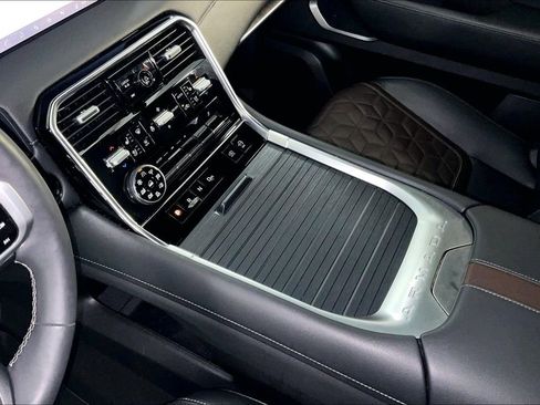 Used 2025 Nissan Armada Platinum Reserve AWD/4WD image 18