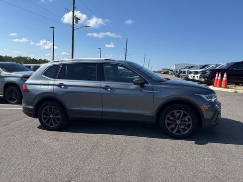 Used 2022 Volkswagen Tiguan SE FWD image 1