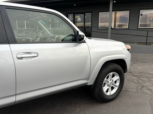 Used 2016 Toyota 4Runner SR5 AWD/4WD image 3