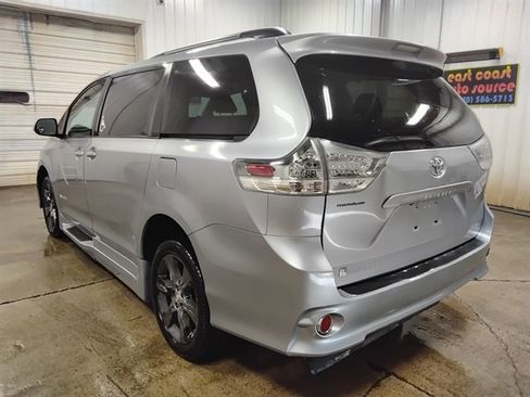 Used 2014 Toyota Sienna SE FWD image 6