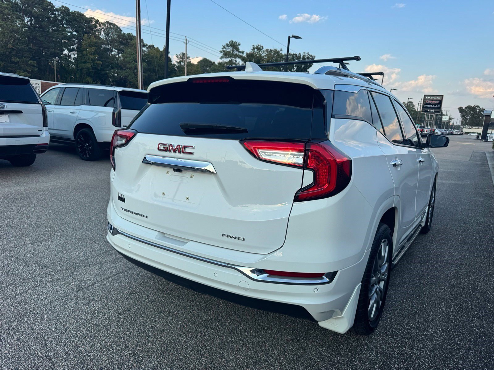 Used 2024 GMC Terrain Denali w/ Denali Premium Package AWD/4WD image 9