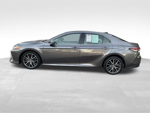 Used 2021 Toyota Camry XLE image 2