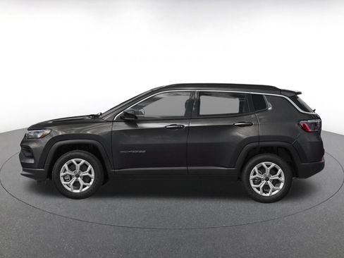 Used 2025 Jeep Compass Latitude AWD/4WD image 3