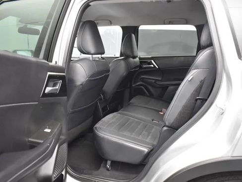 Used 2024 Mitsubishi Outlander FWD image 15