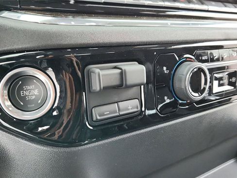 Used 2023 Chevrolet Silverado 1500 LT AWD/4WD image 36