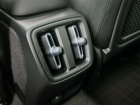 Used 2023 Volvo XC40 Recharge Plus image 25