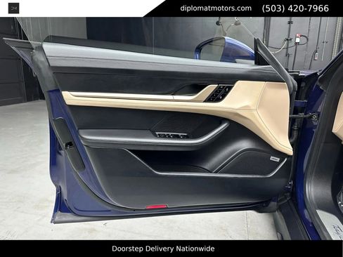 Used 2020 Porsche Taycan image 34