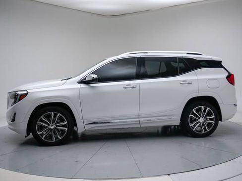 Used 2020 GMC Terrain Denali w/ Denali Premium Package FWD image 2