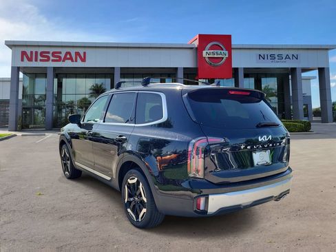 Used 2024 Kia Telluride EX w/ EX Captain's Chair Package FWD image 4