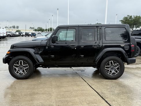 Used 2025 Jeep Wrangler Unlimited Sahara AWD/4WD image 9