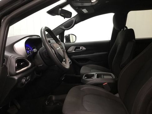 Used 2024 Chrysler Pacifica Touring FWD image 5