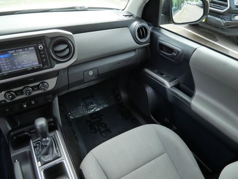 Certified 2019 Toyota Tacoma SR5 AWD/4WD image 12