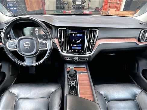 Used 2022 Volvo S60 B5 Momentum w/ Premium Package image 19