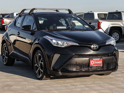 Used 2020 Toyota C-HR XLE FWD image 3