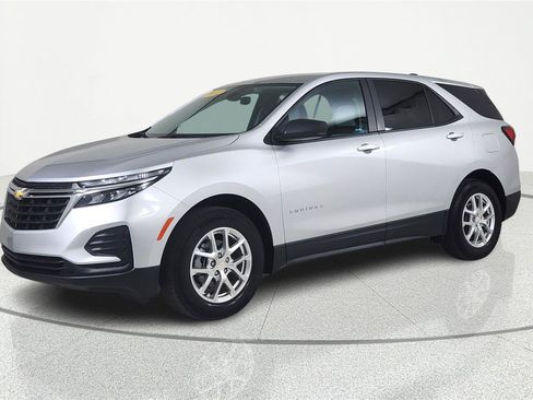 Used 2022 Chevrolet Equinox LS w/ LS Convenience Package image 2
