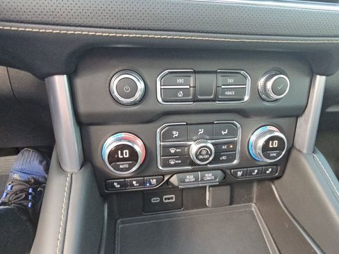 Used 2024 GMC Yukon SLT w/ SLT Premium Package AWD/4WD image 17