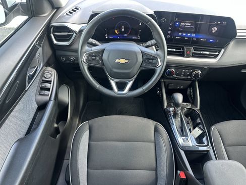 Used 2024 Chevrolet TrailBlazer LT w/ LT Cold Weather Package FWD image 17