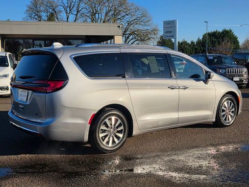Used 2021 Chrysler Pacifica Touring-L image 32