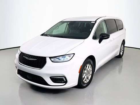 Used 2024 Chrysler Pacifica Touring-L image 4