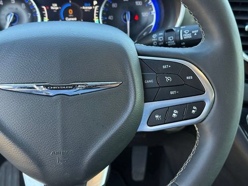 Used 2025 Chrysler Pacifica Select FWD image 16