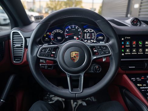 Certified 2022 Porsche Cayenne Platinum Edition image 6