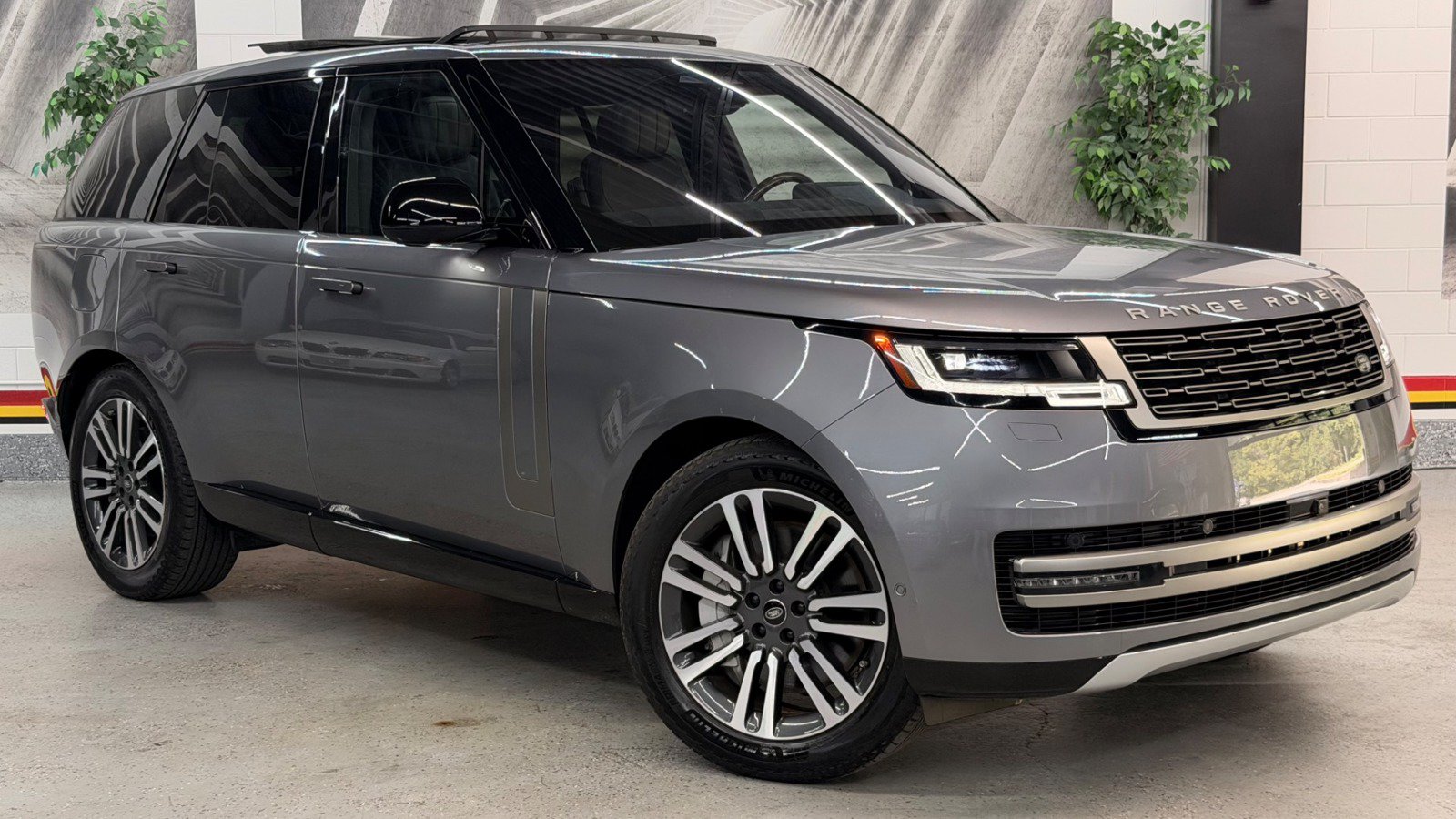 Used 2023 Land Rover Range Rover SE AWD/4WD image 1