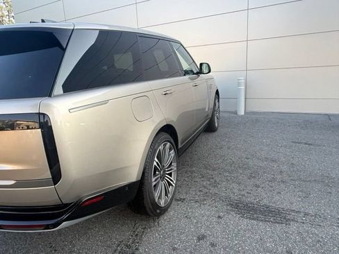 Used 2025 Land Rover Range Rover SE AWD/4WD image 10