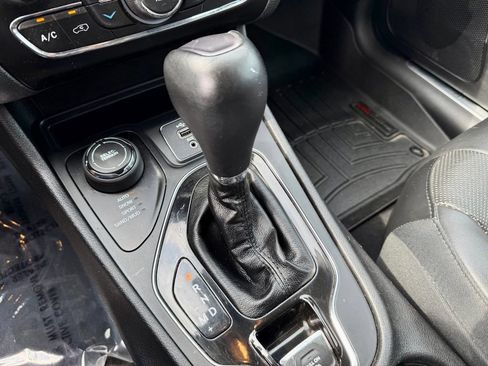 Used 2019 Jeep Cherokee Limited AWD/4WD image 32