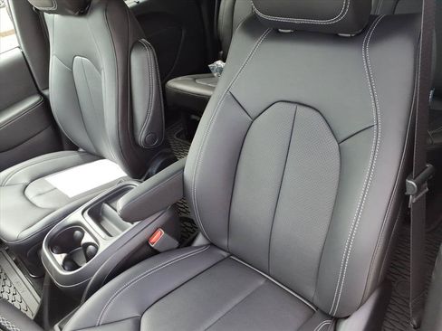 New 2027 Chrysler Pacifica LX FWD image 17