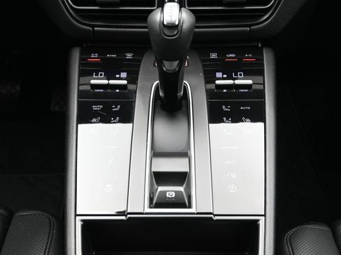Certified 2023 Porsche Macan AWD/4WD image 23