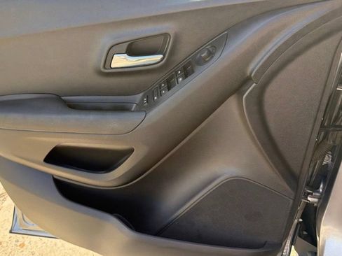 Used 2020 Chevrolet Trax LT FWD image 3