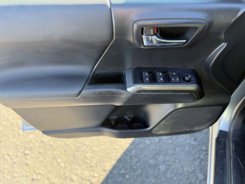 Used 2022 Toyota Tacoma TRD Sport image 25