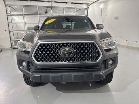 Used 2019 Toyota Tacoma TRD Off-Road w/ Technology Package AWD/4WD image 2