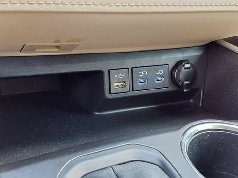 Used 2022 Toyota Highlander XLE FWD image 29