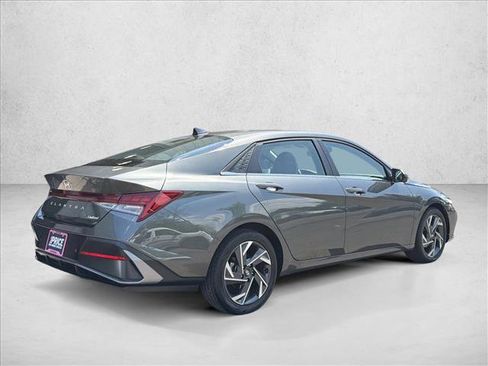 Used 2024 Hyundai Elantra Limited FWD image 5