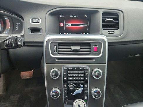 Used 2016 Volvo V60 T5 Cross Country image 18