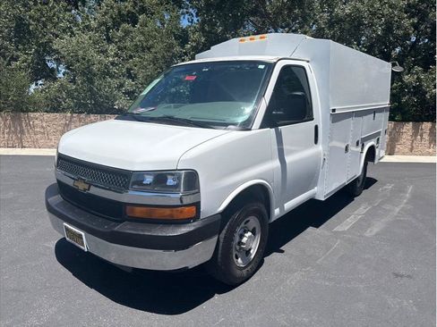 Used 2016 Chevrolet Express 3500 w/ Chrome Appearance Package RWD image 3