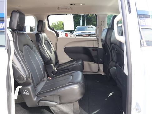 Used 2024 Chrysler Pacifica Touring-L FWD image 31
