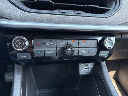 Used 2025 Jeep Compass Latitude w/ Sun & Sound Group AWD/4WD image 12