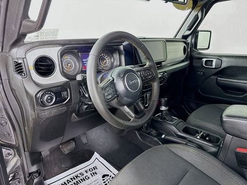 Used 2024 Jeep Gladiator Sport AWD/4WD image 9