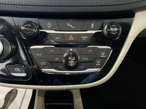 Used 2019 Chrysler Pacifica Limited FWD image 18