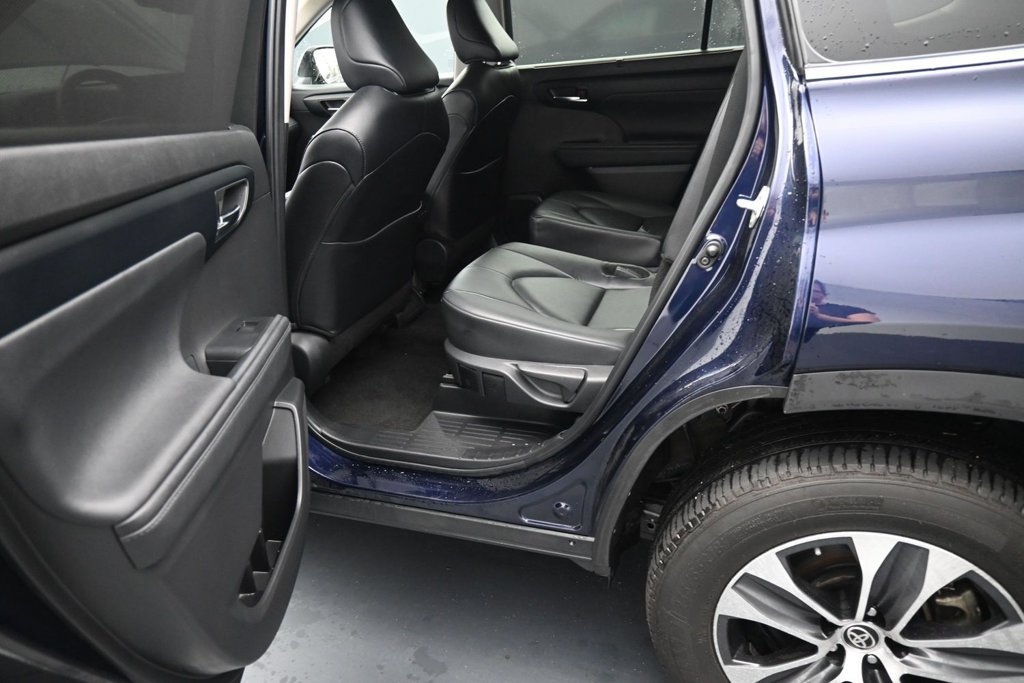 Used 2024 Toyota Highlander XLE AWD/4WD image 21