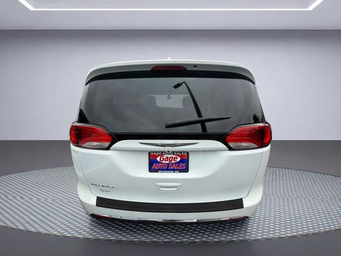 Used 2017 Chrysler Pacifica Touring-L FWD image 5