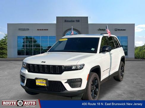 Used 2023 Jeep Grand Cherokee Altitude AWD/4WD image 2