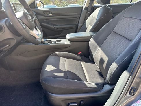 Used 2025 Nissan Altima 2.5 SV image 9