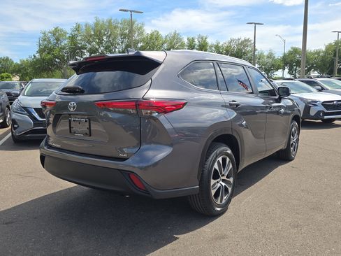 Used 2023 Toyota Highlander XLE image 8